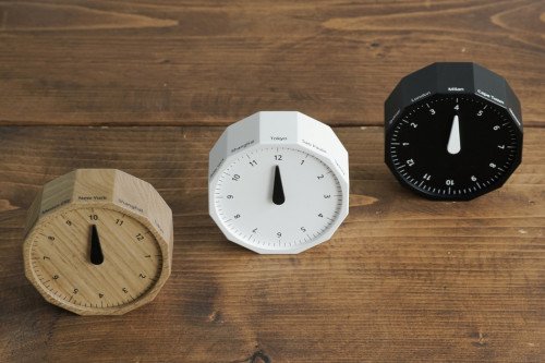 Просто поверните эти невероятно простые мировые часы, и они сместят часовые пояса!